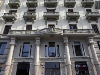 Al centro della facciata si delinea invece la grigia balconata centrale...